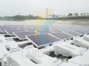 montaje en panel solar flotante